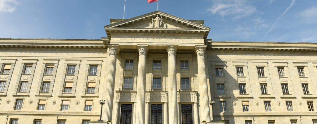 Selon le Tribunal fédéral, la désignation des bénéficiaires d’un trust constitue un acte entre vifs, et non une disposition pour cause de mort. Le Tribunal fédéral a confirmé que les actifs d’un trust inter vivos irrévocable et discrétionnaire ne font pas partie de la succession du défunt.